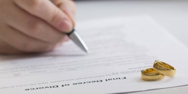 Karı-koca, boşanma, boşanma, fesih, iptal, yasal boşanma belgeleri, boşanma evrakları ya da avukatın hazırladığı evlilik öncesi anlaşma. Evlilik yüzüğü.