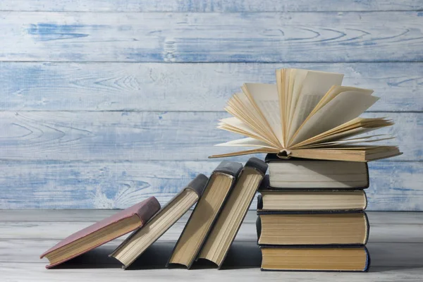 Libro abierto, libros de tapa dura sobre mesa de madera. De vuelta a la escuela. Copiar espacio — Foto de Stock