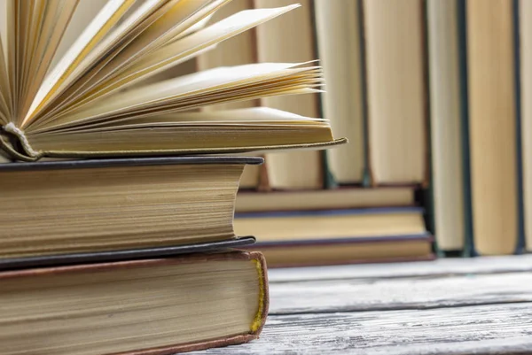 Livro aberto, livros de capa dura sobre mesa de madeira. De volta à escola. Espaço de cópia — Fotografia de Stock