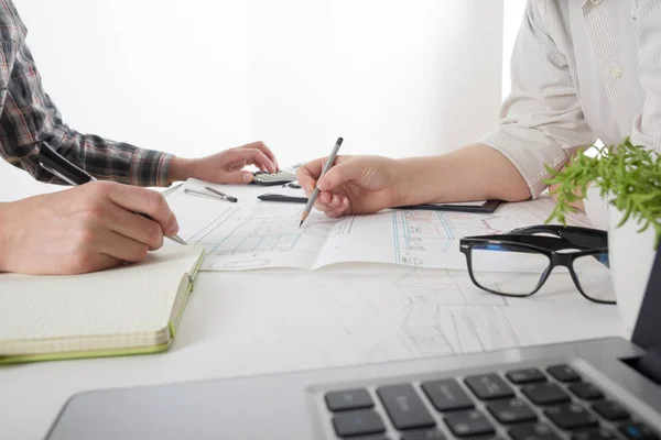 Arquitectos a trabalhar em projectos imobiliários. Local de trabalho do arquiteto - projeto arquitetônico, plantas, régua, calculadora, laptop e bússola divisor. Conceito de construção. Ferramentas de engenharia . — Fotografia de Stock