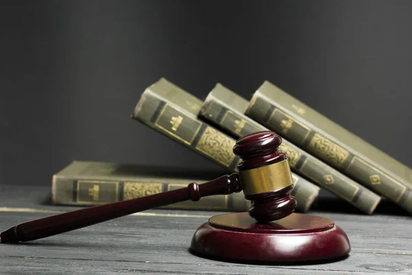 Concetto di legge Libro di legge aperto con un martelletto di giudici in legno sul tavolo in un'aula di tribunale o in un ufficio di polizia isolato su sfondo bianco. Copia spazio per testo. — Foto Stock