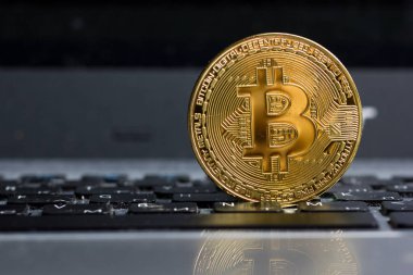Altın bitcoin sikke klavye üzerinde. Yeni sanal para. Cryptocurrency. İş ve ticaret kavramı