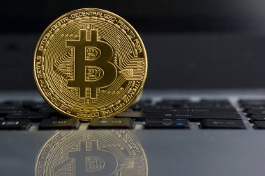 Altın bitcoin sikke klavye üzerinde. Yeni sanal para. Cryptocurrency. İş ve ticaret kavramı.