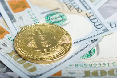 Bitcoin altın madeni para yeni sanal para ve Doları arka plan. Cryptocurrency. İş ve ticaret kavramı. Yakın çekim vurdu