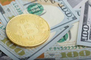 Bitcoin altın madeni para yeni sanal para ve Doları arka plan. Cryptocurrency. İş ve ticaret kavramı. Yakın çekim vurdu