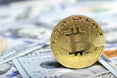 Bitcoin altın madeni para yeni sanal para ve Doları arka plan. Cryptocurrency. İş ve ticaret kavramı. Yakın çekim vurdu