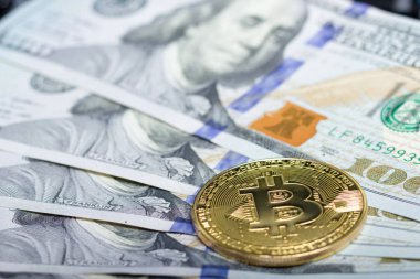 Bitcoin altın madeni para yeni sanal para ve Doları arka plan. Cryptocurrency. İş ve ticaret kavramı. Yakın çekim vurdu