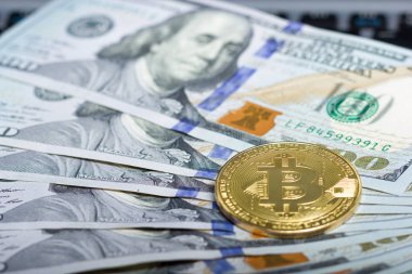 Bitcoin altın madeni para yeni sanal para ve Doları arka plan. Cryptocurrency. İş ve ticaret kavramı. Yakın çekim vurdu