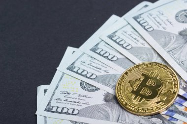 Bitcoin altın madeni para yeni sanal para ve Doları arka plan. Cryptocurrency. İş ve ticaret kavramı. Yakın çekim vurdu