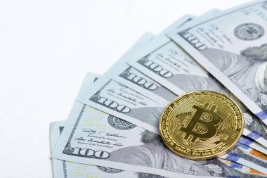 Bitcoin altın madeni para yeni sanal para ve Doları arka plan. Cryptocurrency. İş ve ticaret kavramı. Yakın çekim vurdu