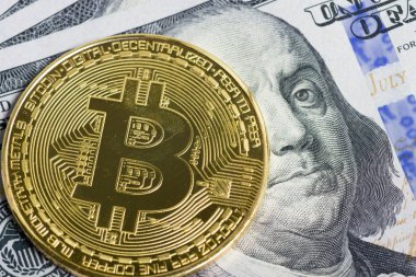 Bitcoin altın madeni para yeni sanal para ve Doları arka plan. Cryptocurrency. İş ve ticaret kavramı. Yakın çekim vurdu