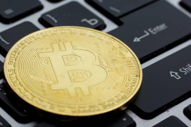 Altın bitcoin sikke klavye üzerinde. Yeni sanal para. Cryptocurrency. İş ve ticaret kavramı.