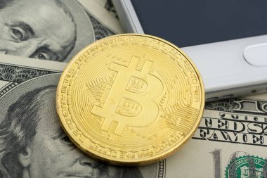 Bitcoin altın madeni para yeni sanal para ve Doları arka plan. Cryptocurrency. İş ve ticaret kavramı. Yakın çekim vurdu