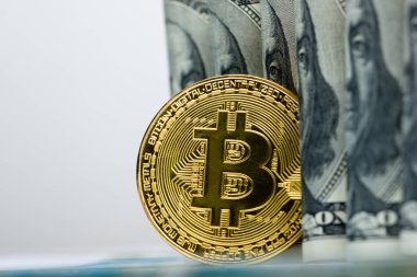 Bitcoin altın madeni para yeni sanal para ve Doları arka plan. Cryptocurrency. İş ve ticaret kavramı. Yakın çekim vurdu