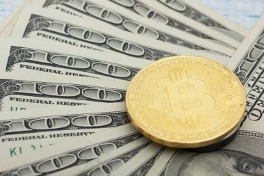 Bitcoin altın madeni para yeni sanal para ve Doları arka plan. Cryptocurrency. İş ve ticaret kavramı. Yakın çekim vurdu