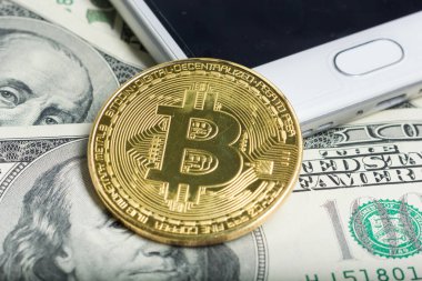 Bitcoin altın madeni para yeni sanal para ve Doları arka plan. Cryptocurrency. İş ve ticaret kavramı. Yakın çekim vurdu
