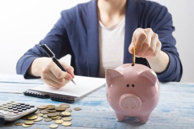 Kumbara closeup para koyarak el. seçici odak