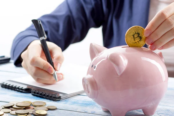 Piggy bank, hand holds golden bitcoin coin virtual money. Cryptocurrency and saving concept — Stock Photo, Image