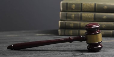 Hukuk konsepti - Beyaz arka planda izole edilmiş bir mahkeme salonunda ya da emniyet teşkilatında ahşap yargıç tokmağı olan bir hukuk kitabı. Metin için alanı kopyala.