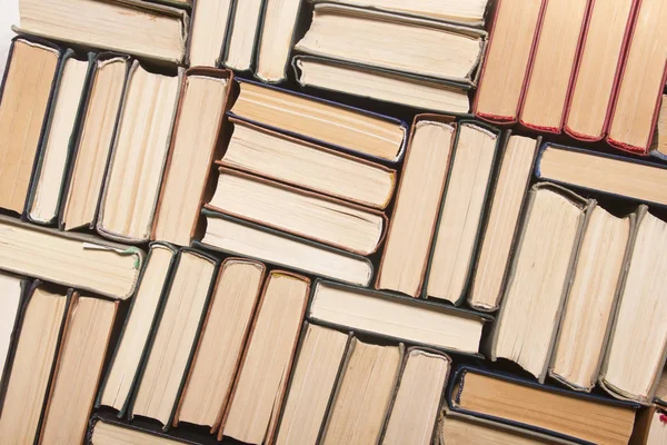 Alte und gebrauchte gebundene Bücher oder Lehrbücher von oben. — Stockfoto