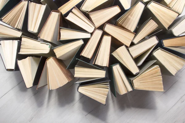 Gamla och begagnade inbundna böcker eller läroböcker ovanifrån. — Stockfoto