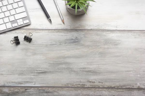 Escritorio blanco con laptop, smartphone y otros suministros de trabajo con taza de café. Vista superior con espacio de copia para introducir el texto. Diseñador de espacio de trabajo en mesa de escritorio elementos esenciales en la disposición plana — Foto de Stock