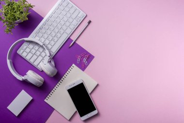 Ofis resepsiyon masası malzemeleri ile. Düz yatıyordu iş işyeri ve nesneleri. Üstten Görünüm. Metin için yer kopyalayın
