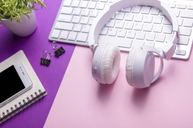 Ofis resepsiyon masası malzemeleri ile. Düz yatıyordu iş işyeri ve nesneleri. Üstten Görünüm. Metin için yer kopyalayın