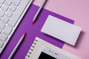 Ofis resepsiyon masası malzemeleri ile. Düz yatıyordu iş işyeri ve nesneleri. Üstten Görünüm. Metin için yer kopyalayın