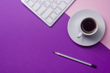 Ofis resepsiyon masası malzemeleri ile. Düz yatıyordu iş işyeri ve nesneleri. Üstten Görünüm. Metin için yer kopyalayın