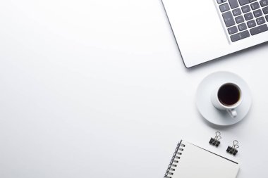 Ofis resepsiyon masası malzemeleri ile. Düz yatıyordu iş işyeri ve nesneleri. Üstten Görünüm. Metin için yer kopyalayın