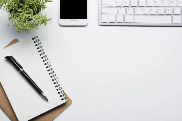 Mesa de escritorio de oficina con suministros. Piso yacía Negocios lugar de trabajo y objetos. Vista superior. Copiar espacio para texto — Foto de Stock