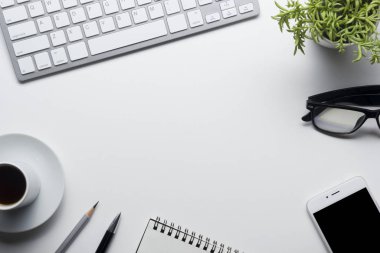 Ofis resepsiyon masası malzemeleri ile. Düz yatıyordu iş işyeri ve nesneleri. Üstten Görünüm. Metin için yer kopyalayın