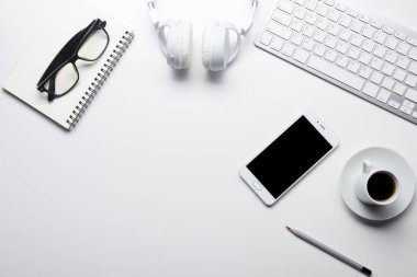 Ofis resepsiyon masası malzemeleri ile. Düz yatıyordu iş işyeri ve nesneleri. Üstten Görünüm. Metin için yer kopyalayın