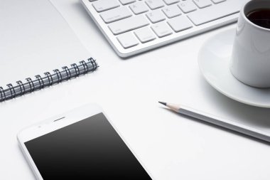 Ofis resepsiyon masası malzemeleri ile. Düz yatıyordu iş işyeri ve nesneleri. Üstten Görünüm. Metin için yer kopyalayın