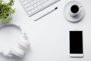Ofis resepsiyon masası malzemeleri ile. Düz yatıyordu iş işyeri ve nesneleri. Üstten Görünüm. Metin için yer kopyalayın