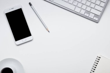 Ofis resepsiyon masası malzemeleri ile. Düz yatıyordu iş işyeri ve nesneleri. Üstten Görünüm. Metin için yer kopyalayın