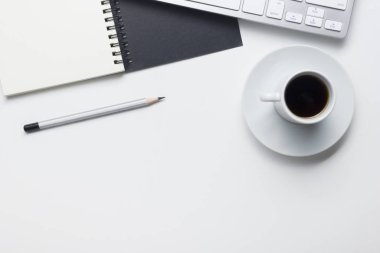 Ofis resepsiyon masası malzemeleri ile. Düz yatıyordu iş işyeri ve nesneleri. Üstten Görünüm. Metin için yer kopyalayın
