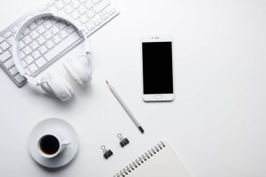 Ofis resepsiyon masası malzemeleri ile. Düz yatıyordu iş işyeri ve nesneleri. Üstten Görünüm. Metin için yer kopyalayın
