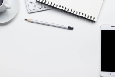 Ofis resepsiyon masası malzemeleri ile. Düz yatıyordu iş işyeri ve nesneleri. Üstten Görünüm. Metin için yer kopyalayın