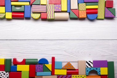 Beyaz zemin üzerine eğitim gelişmekte olan oyuncak çerçeve çocuklar. Üstten Görünüm. Düz yatıyordu. Metin için yer kopyalayın