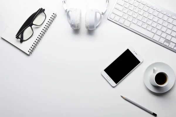 Mesa de escritorio de oficina con suministros. Piso yacía Negocios lugar de trabajo y objetos. Vista superior. Copiar espacio para texto — Foto de Stock