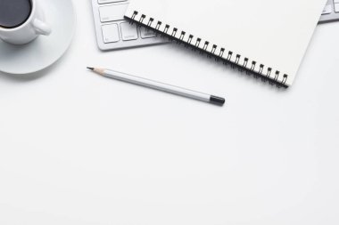 Ofis resepsiyon masası malzemeleri ile. Düz yatıyordu iş işyeri ve nesneleri. Üstten Görünüm. Metin için yer kopyalayın