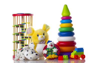 Beyaz arka plan üzerinde izole çocuk oyuncakları kümesi