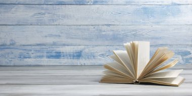 Açık kitap, ahşap masadaki ciltli kitaplar. Okula dönelim. Boşluğu kopyala