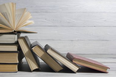 Açık kitap, ahşap masadaki ciltli kitaplar. Okula dönelim. Boşluğu kopyala