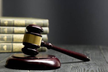 Hukuk konsepti - Beyaz arka planda izole edilmiş bir mahkeme salonunda ya da emniyet teşkilatında ahşap yargıç tokmağı olan bir hukuk kitabı. Metin için alanı kopyala