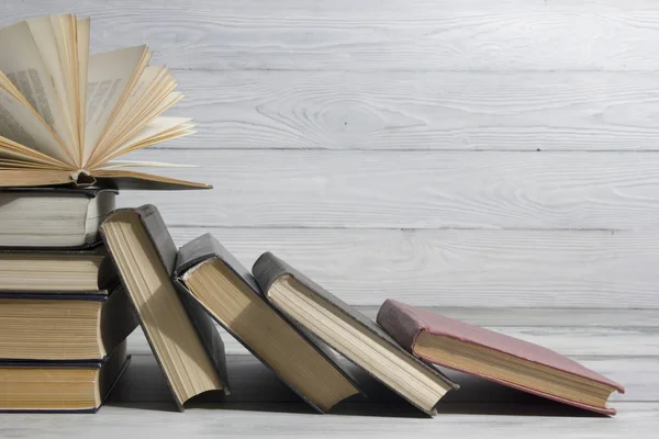 Libro abierto, libros de tapa dura sobre mesa de madera. De vuelta a la escuela. Copiar espacio — Foto de Stock