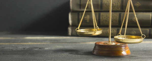 Conceito de lei - Livro de lei aberto com um martelo juízes de madeira na mesa em um tribunal ou escritório de aplicação da lei isolado em fundo branco. Espaço de cópia para texto — Fotografia de Stock