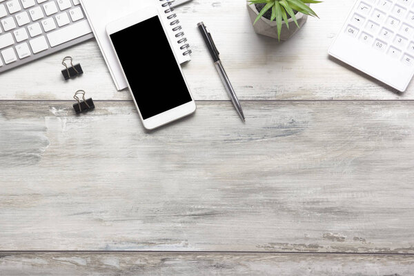 Белый стол офис с ноутбуком, смартфоном и другими рабочими принадлежностями с чашкой кофе. Вид сверху с местом для копирования для ввода текста. Дизайнерское рабочее место на письменном столе